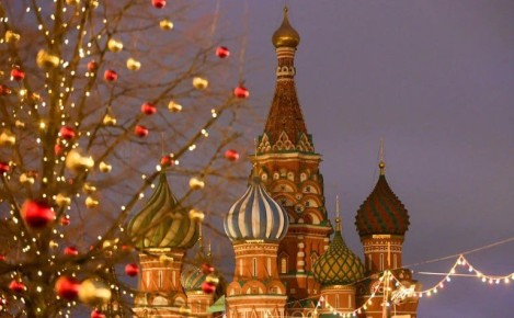 Украшение Москвы и ее подготовка к зимним праздникам целесообразны, несмотря на ведущиеся боевые действия, поскольку должны психологически поддержать людей