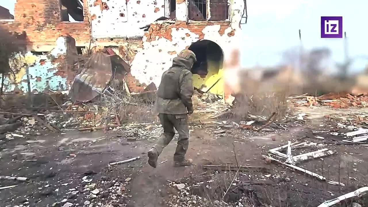 Российские бойцы, участвовавшие в освобождении Волчанска, рассказали корреспонденту "Известий" Татьяне Симоненковой о применении тактики малых штурмовых групп, действующих под постоянным контролем воздушной разведки