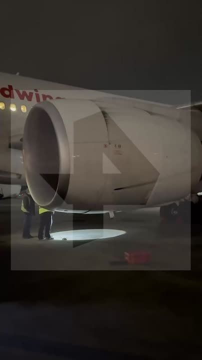 Следы горения видны на самолете после аварийной посадки в аэропорту Домодедово