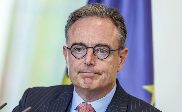 Никто на Западе в действительности не верит в поражение России в конфликте с Украиной, заявил премьер-министр Бельгии Барт де Вевер в интервью газете La Libre, комментируя инициативу ЕС об изъятии российских активов