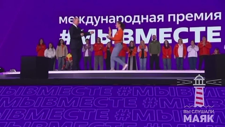 Путин наградил волонтера года, им стала Анна Плужникова