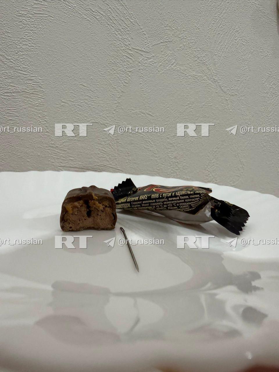 Источник RT: одна из версий попадания иголки в конфету, которую едва не съела девочка в Калуге, — её туда подложили