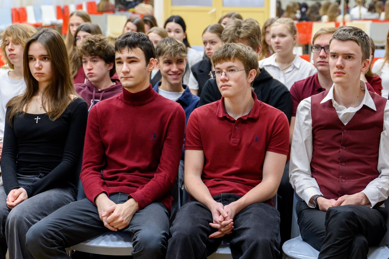 Ирина Окладникова провела урок финграмотности для московских школьников Ирина Окладникова провела урок финграмотности для московских школьников