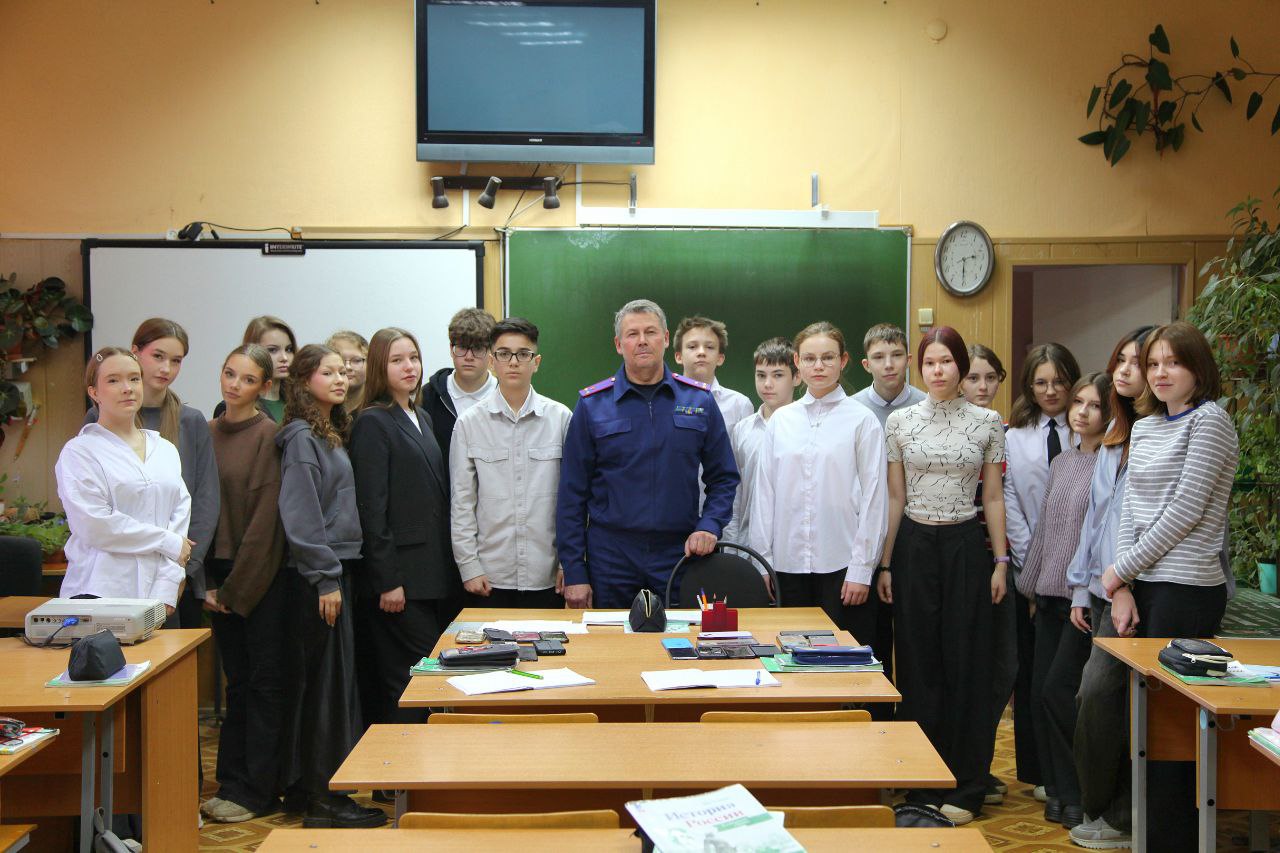 В День Неизвестного Солдата офицер следственного управления Следственного комитета провел патриотическую встречу с учащимися школы В День Неизвестного Солдата офицер следственного управления Следственного комитета провел патриотическую встречу с учащимися школы