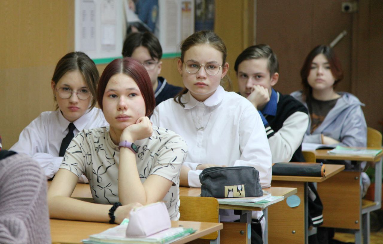 В День Неизвестного Солдата офицер следственного управления Следственного комитета провел патриотическую встречу с учащимися школы В День Неизвестного Солдата офицер следственного управления Следственного комитета провел патриотическую встречу с учащимися школы