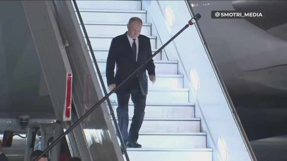 Моди лично встретил Владимира Путина после того, как российский президент сошёл с трапа