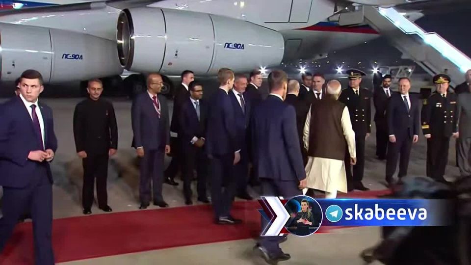 Путин в Индии.. Моди встретил его на авиабазе ВВС Палам крепкими объятиями