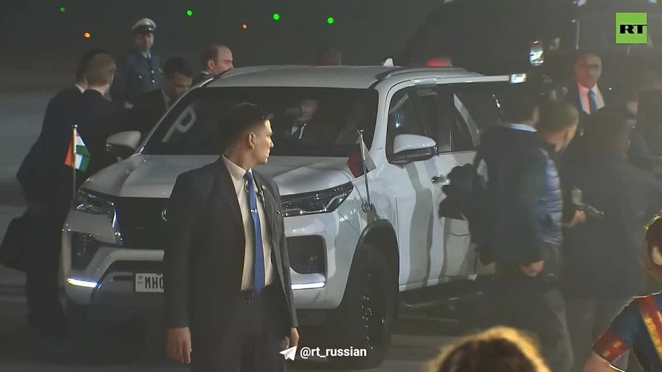 Путин и Моди поехали с авиабазы на неформальный обед вместе на одном авто