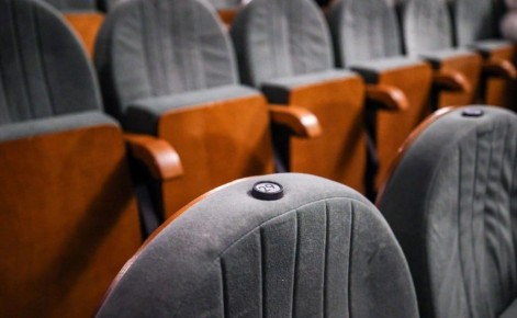 Кинотеатры продолжают терять аудиторию: количество зрителей по предварительным итогам года сократилось на 8%, следует из подсчетов РБК на основе данных ЕАИС Фонда кино