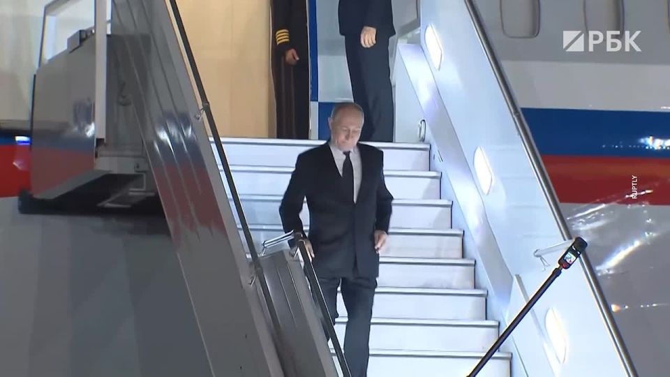 Премьер-министр Индии Нарендра Моди лично встретил Владимира Путина у трапа самолета на авиабазе Палам в Нью-Дели