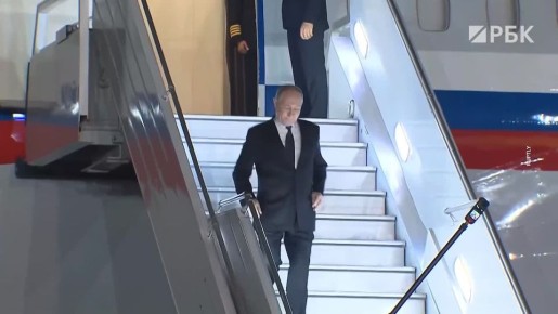 Премьер-министр Индии Нарендра Моди лично встретил Владимира Путина у трапа самолета на авиабазе Палам в Нью-Дели