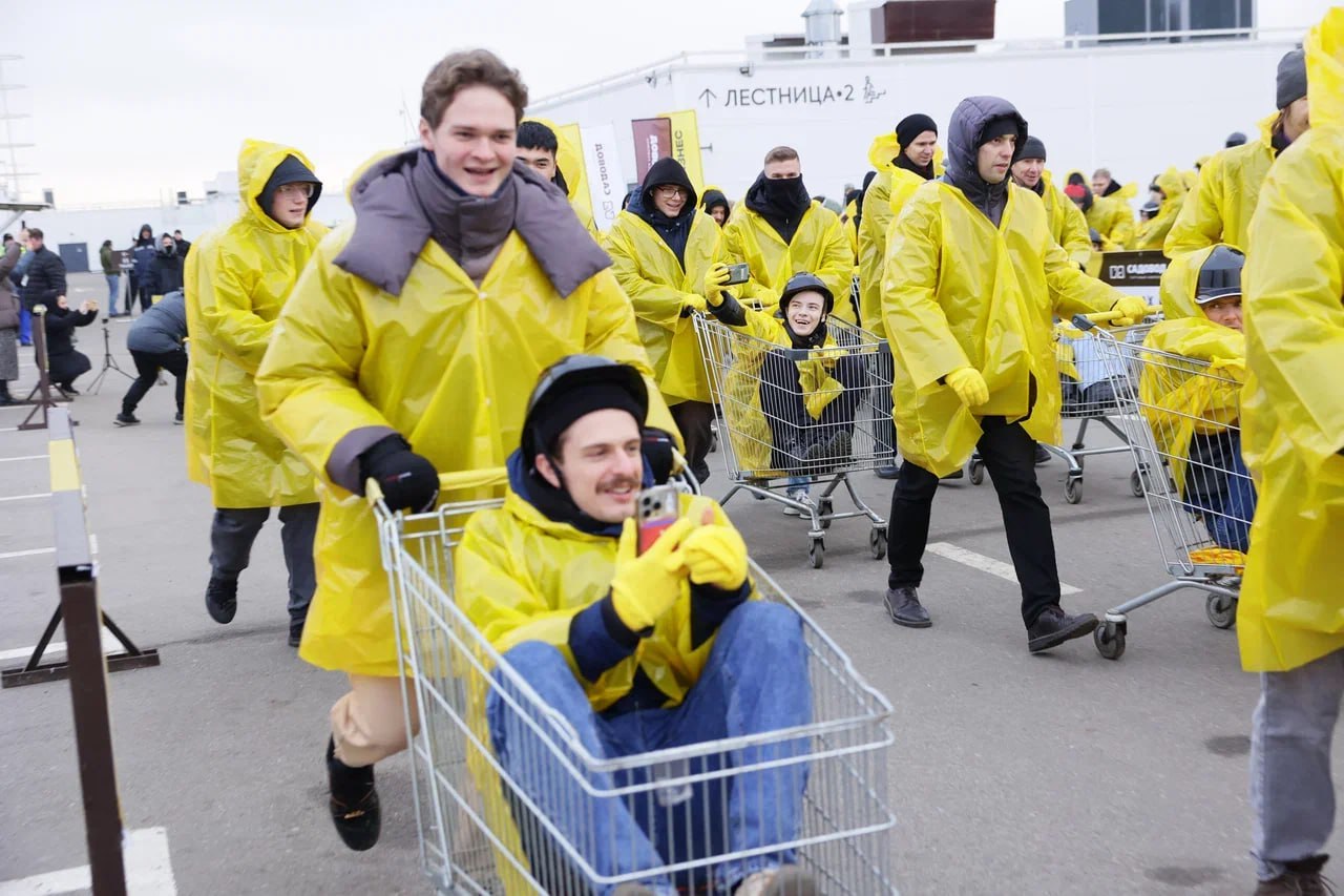 В День онлайн-предпринимателя прошли необычные гонки на продуктовых тележках