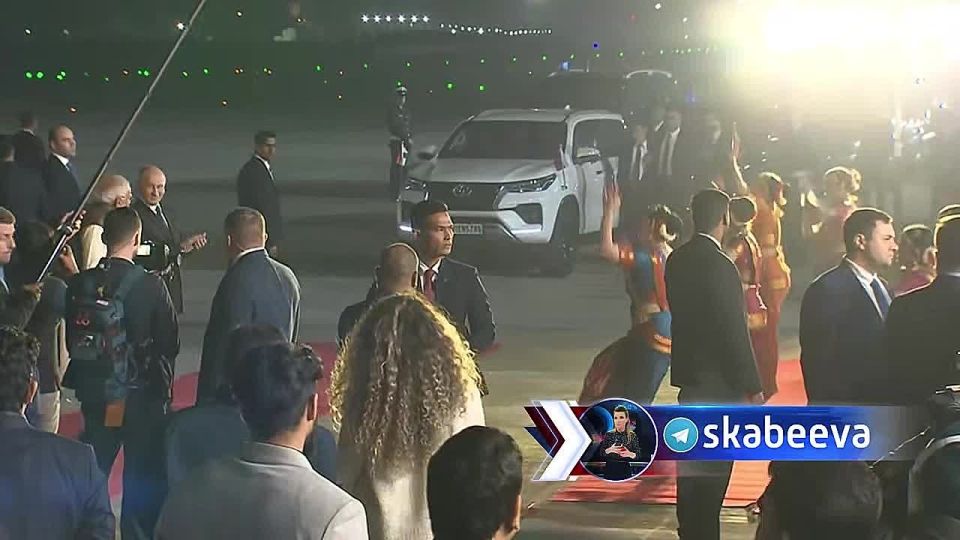 После просмотра традиционного индийского танца Путин и Моди сели в одну машину