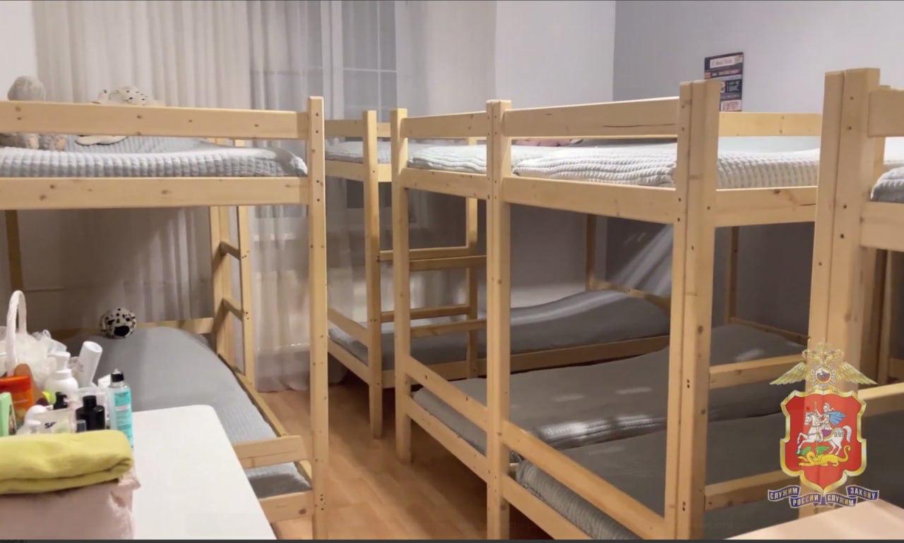 Деревянные двухэтажные кровати и распорядок дня с молитвами: обстановка в подмосковном рехабе, где незаконно удерживали людей Деревянные двухэтажные кровати и распорядок дня с молитвами: обстановка в подмосковном рехабе, где незаконно удерживали людей