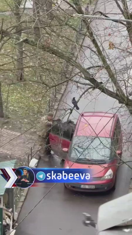 ‘Опять та самая машина’ – в Киеве банда ТЦК похитила для ВСУ очередного ‘добровольца’