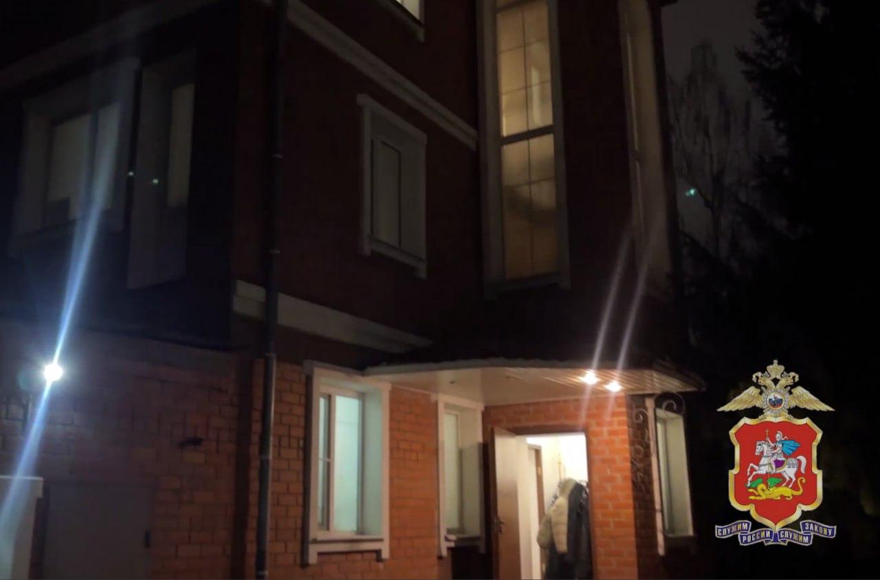 Деревянные двухэтажные кровати и распорядок дня с молитвами: обстановка в подмосковном рехабе, где незаконно удерживали людей