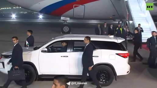 Путин и Моди, судя по жестам, о чём-то очень оживлённо беседуют в дороге