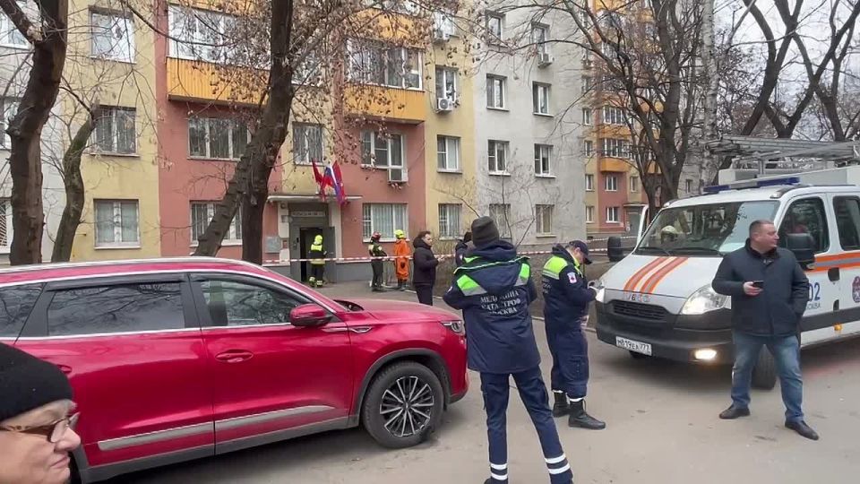 На кадрах РЕН ТВ — многоэтажный дом на юго-востоке Москвы, где, предварительно, мужчина отравился неизвестным веществом