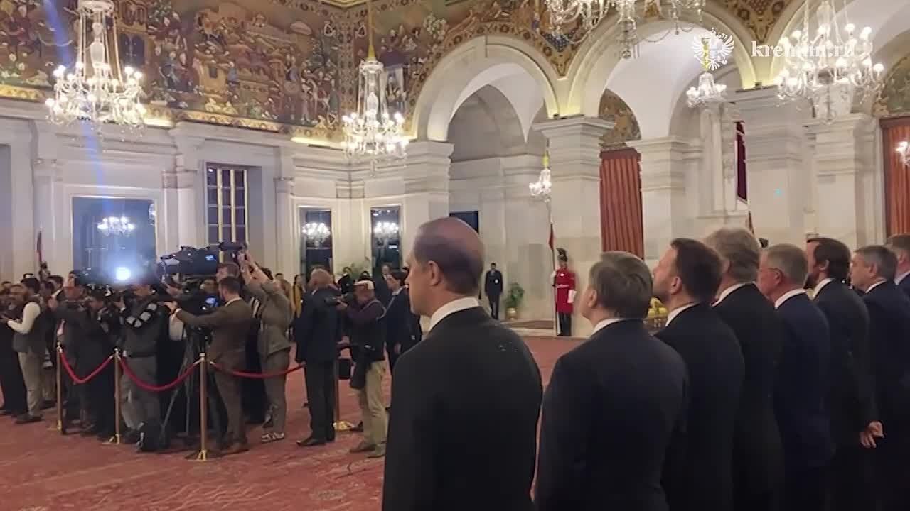 Гимн звучит в Президентском дворце, где проходит прием в честь Путина от имени президента