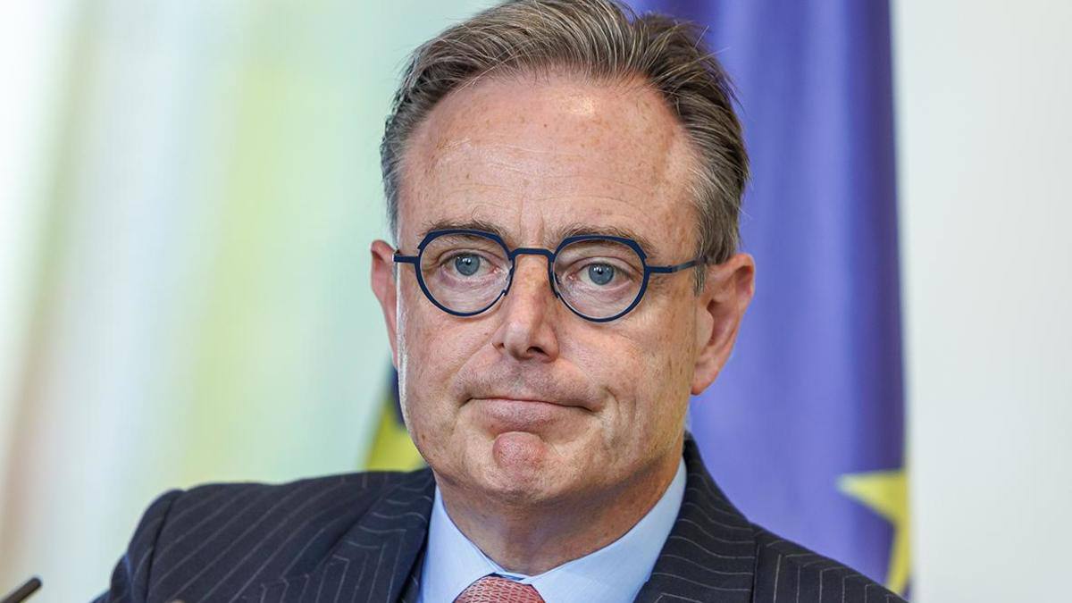 Премьер-министр Бельгии Барт Де Вевер заявил, что использование российских активов, замороженных в бельгийском депозитарии Euroclear, должно основываться на выполнении определенных условий