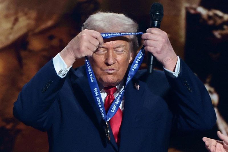 Андрей Клинцевич: Трамп получил премию мира. Но, пока не Нобелевскую Глава ФИФА Джанни Инфантино наградил президента США Дональда Трампа премией мира, которую организация учредила недавно