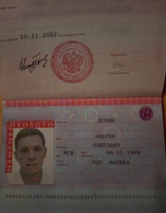 Фотографию мужчины, похожего на исполнителя роли Человека-паука Тома Холланда, использовали мошенники, обманувшие Ларису Долину