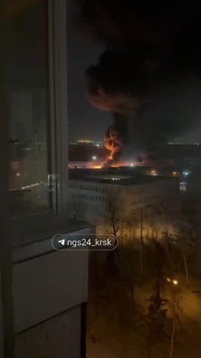 В Красноярске тушат пожар на площади 850 кв. м, пострадавших нет — МЧС региона