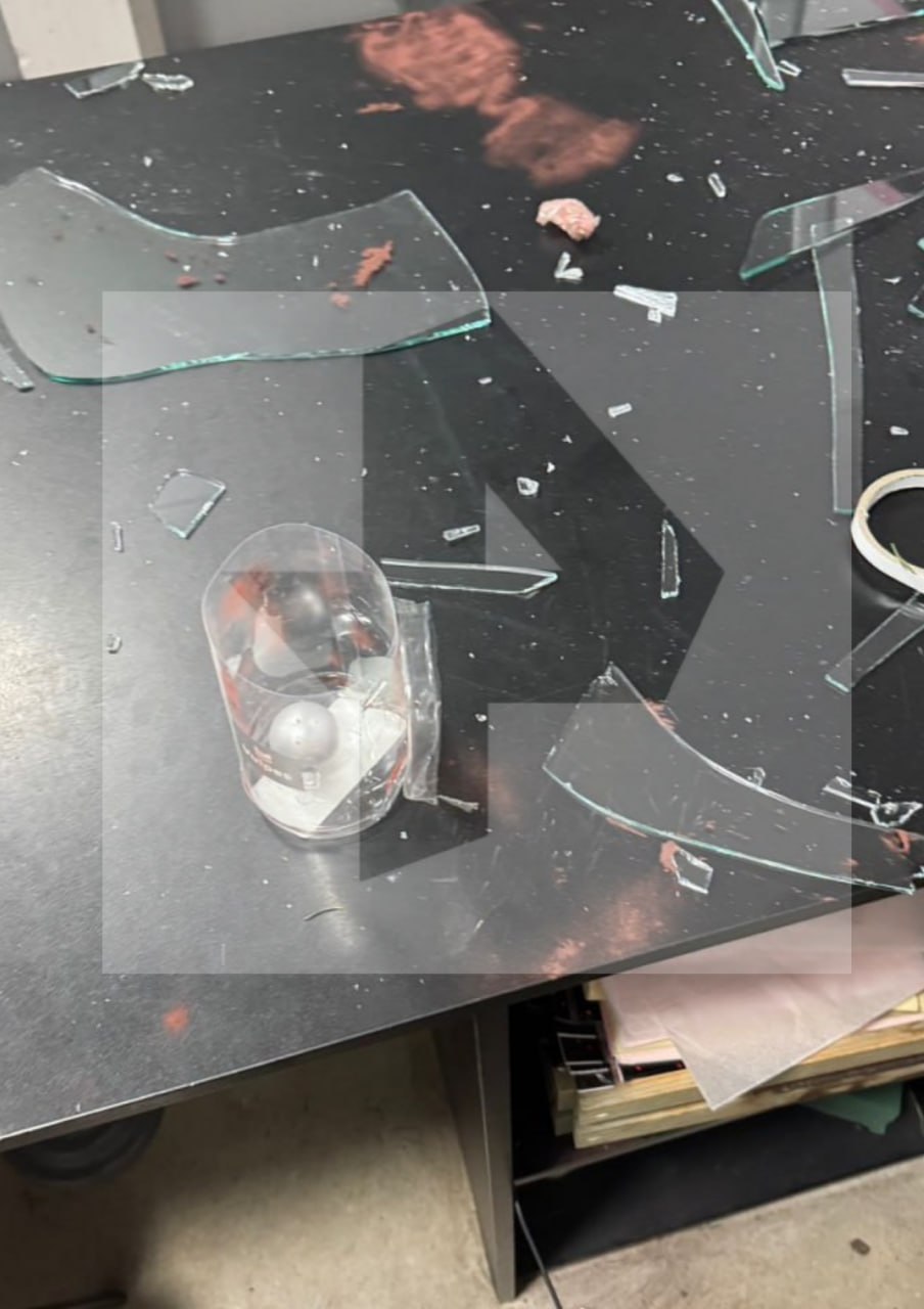 Вместо романтики цветов — разбитые витрины и хаос: голый мужчина разгромил цветочный магазин в Казани, ворвавшись в помещение через витрину Вместо романтики цветов — разбитые витрины и хаос: голый мужчина разгромил цветочный магазин в Казани, ворвавшись в помещение через витрину