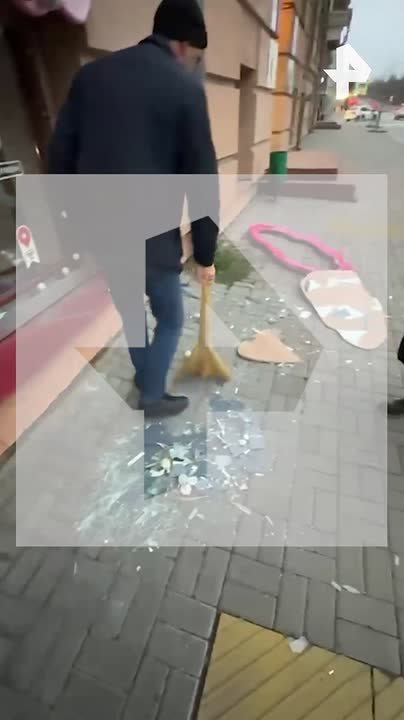 Вместо романтики цветов — разбитые витрины и хаос: голый мужчина разгромил цветочный магазин в Казани, ворвавшись в помещение через витрину