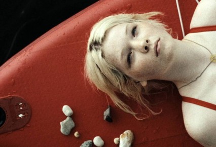 С 4 декабря в прокате можно увидеть «Звук падения» — монументальную драму о женских травмах, переходящих из одной эпохи в другую