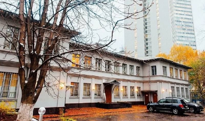 В московской клинике пластической хирургии умерла пациентка, сообщает источник РЕН ТВ