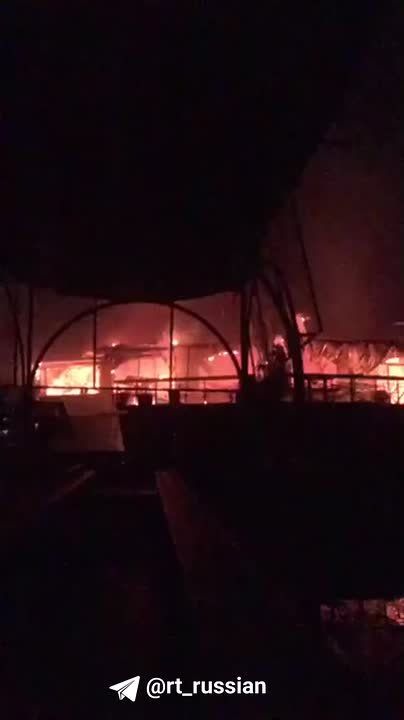 Не менее 23 человек погибли в результате пожара в ночном клубе на севере Гоа, сообщает Indian Express