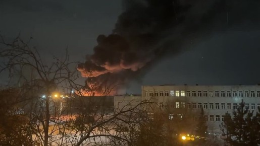 Пожар площадью 850 кв.м тушат в Красноярке, пострадавших нет