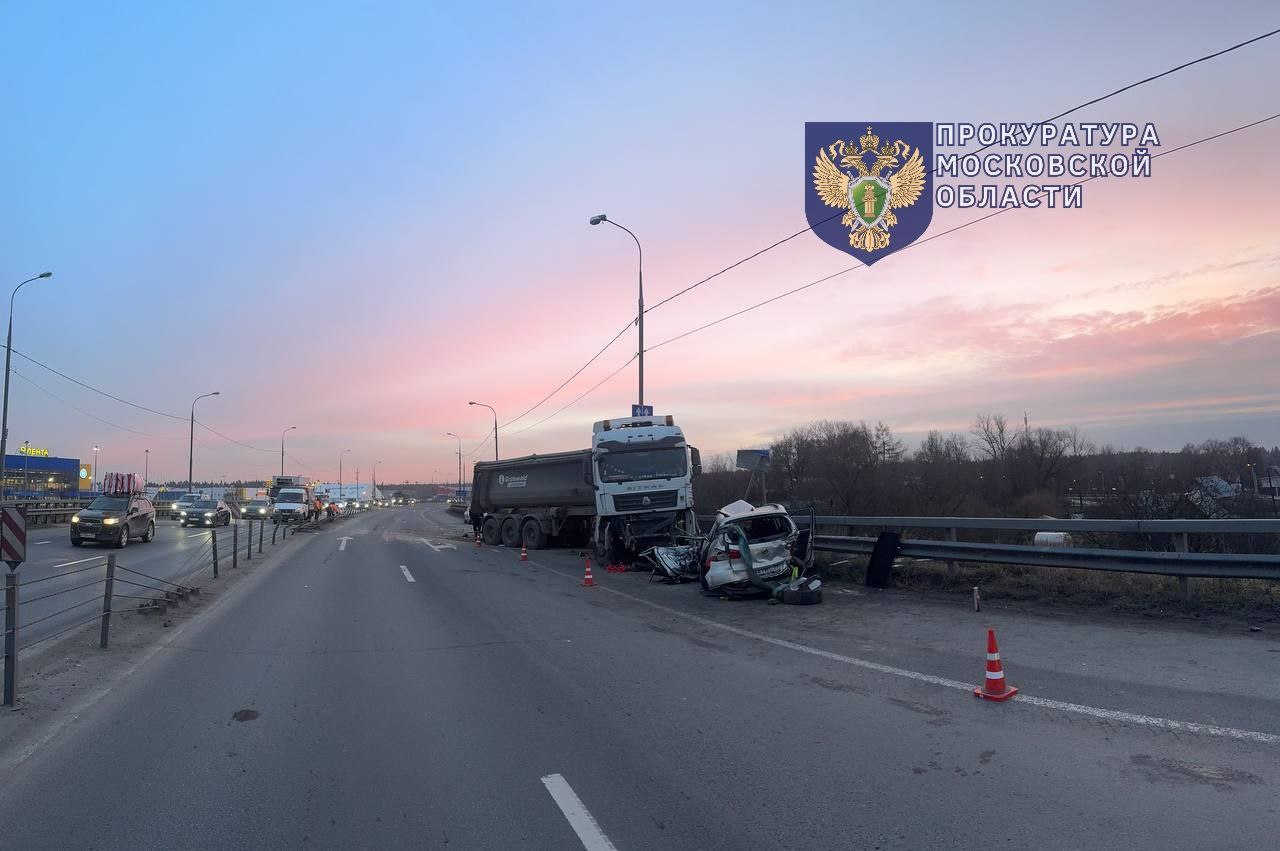 Кадры аварии с "КамАЗом", который столкнулся с двумя автомобилями, в Подмосковье, опубликовала прокуратура МО