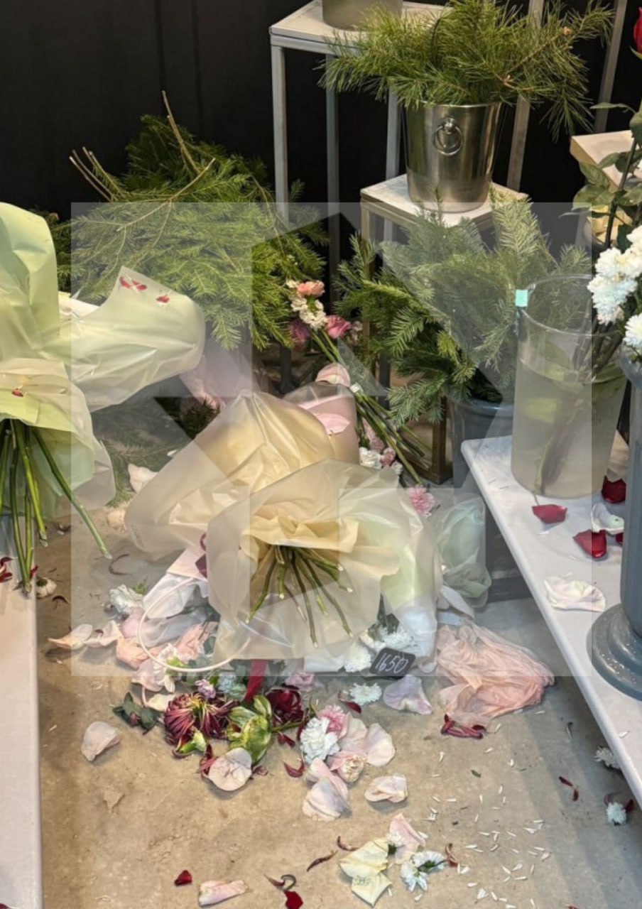 Вместо романтики цветов — разбитые витрины и хаос: голый мужчина разгромил цветочный магазин в Казани, ворвавшись в помещение через витрину Вместо романтики цветов — разбитые витрины и хаос: голый мужчина разгромил цветочный магазин в Казани, ворвавшись в помещение через витрину