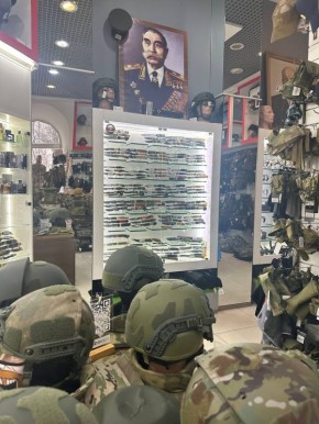 Захар Прилепин: Заглянул по случаю в два донбасских военторга