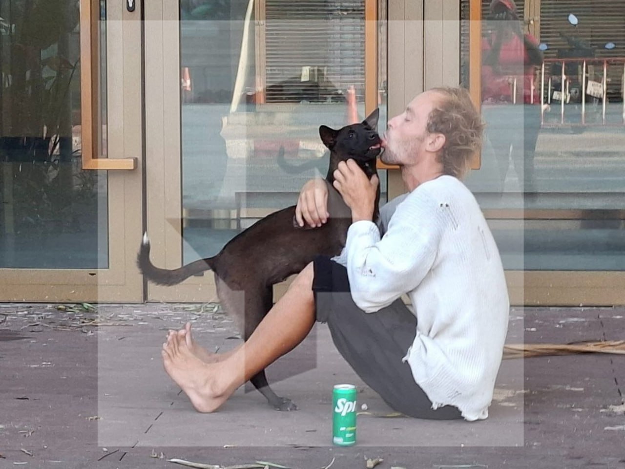 "Он называет себя "Ветер": петербуржец с просроченной визой поменял имя и бомжует в Таиланде "Он называет себя "Ветер": петербуржец с просроченной визой поменял имя и бомжует в Таиланде