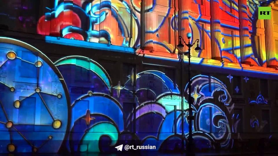 Масштабное световое шоу на Дворцовой площади в Петербурге в честь 185-летия Чайковского