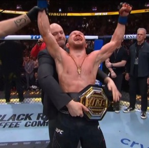 Российский боец Петр Ян завоевал чемпионский титул UFC в легчайшем весе