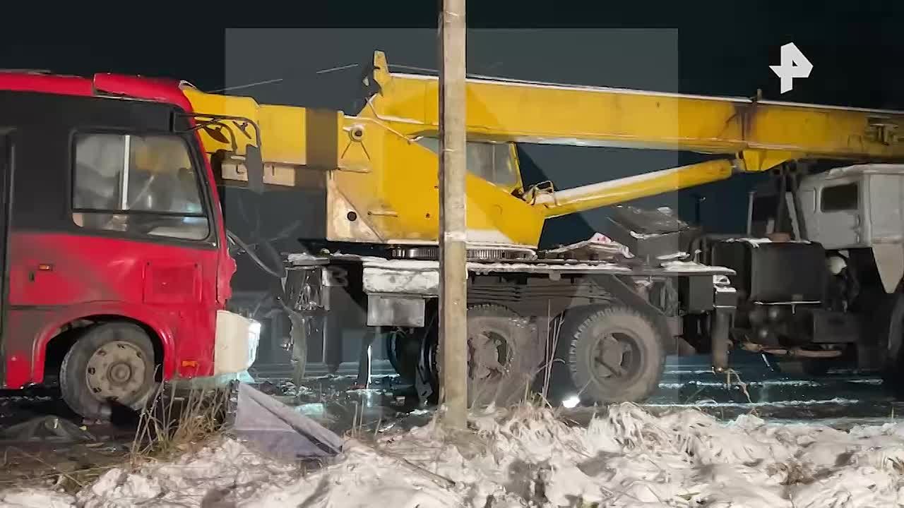 Пассажирский ПАЗ врезался в автокран в Ленобласти, травмы получили водитель и пассажиры маршрутки, сообщили в полиции