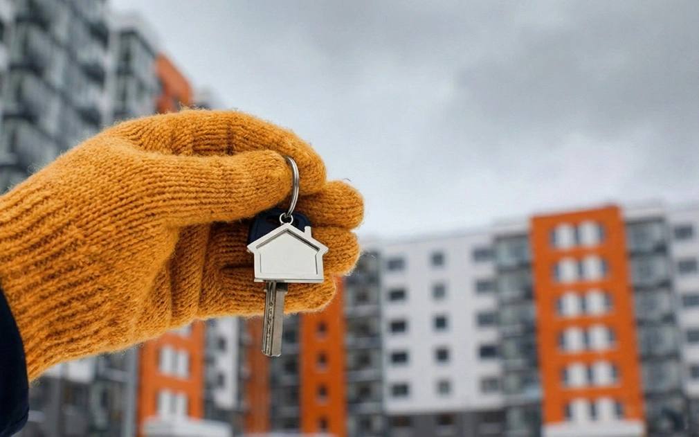 Ценовая стагнация и дорогая ипотека: выгодно ли сейчас покупать квартиру