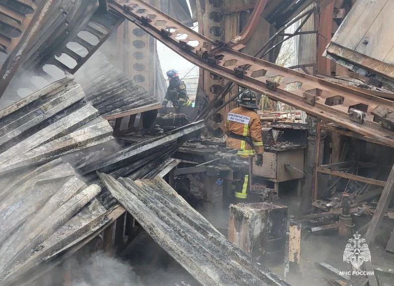 Сильный пожар на площади 1000 квадратных метров бушует под Тверью