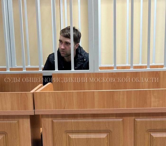 Мужчина, подозреваемый в убийстве соседки и ее 6-летнего сына молотком в подмосковных Котельниках, заключен на 2 месяца под стражу, сообщили Суды общей юрисдикции МО