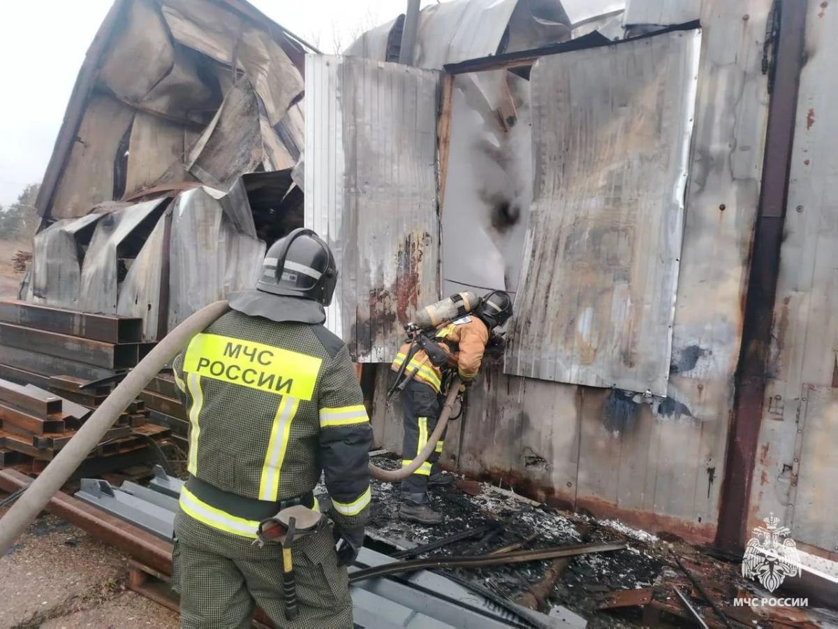 Сильный пожар на площади 1000 квадратных метров бушует под Тверью Сильный пожар на площади 1000 квадратных метров бушует под Тверью