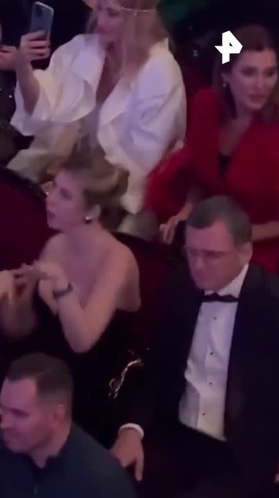 Украинцы в шоке от поведения экс-главы МИД страны Дмитрия Кулебы и его гражданской жены, которые веселятся на концерте Монатика во время поражения ВСУ