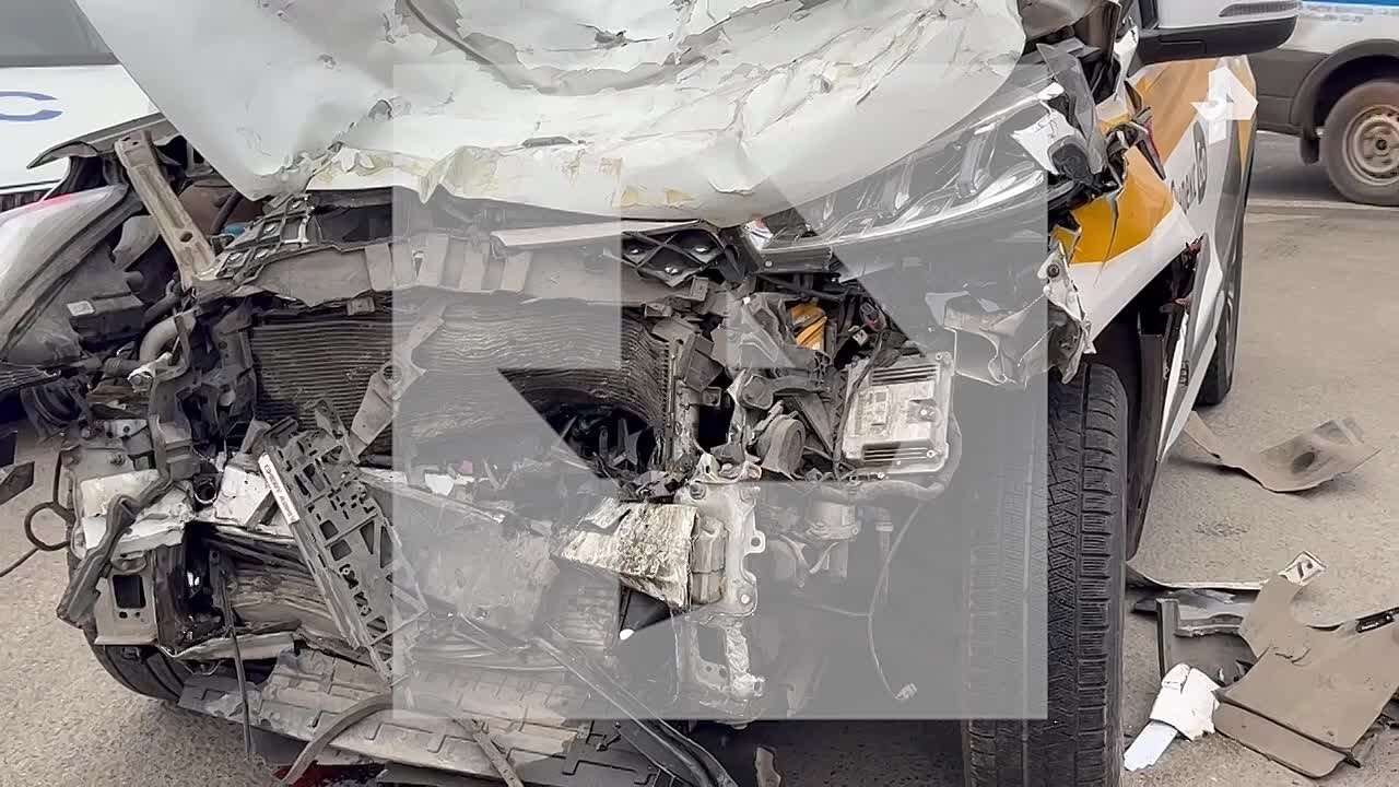 Машина такси наехала на два других авто на Киевском шоссе — один из водителей скончался на месте, сообщили в московской Госавтоинспекции