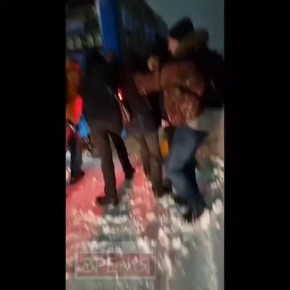 Машины вязнут сугробах, людям приходится выталкивать автобусы или идти пешком по колено в снегу