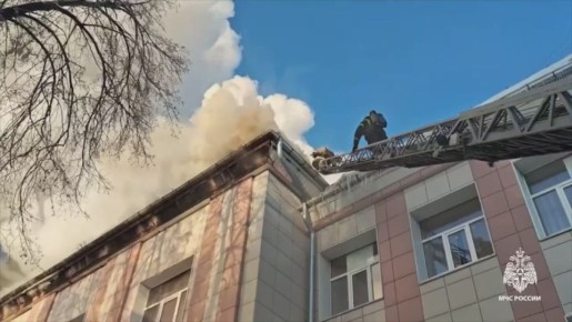 Предварительно, площадь пожара в новосибирском колледже составляет 700 кв.м. Об этом сообщили в МЧС