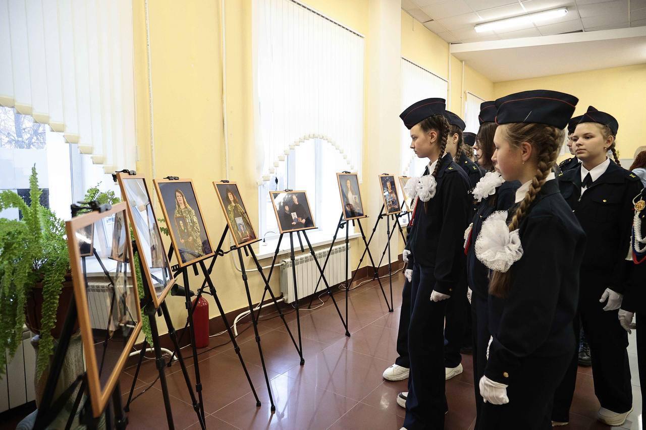 В Ульяновске открылась фотовыставка «Семьи Героев» — акция памяти, объединившая сердца В Ульяновске открылась фотовыставка «Семьи Героев» — акция памяти, объединившая сердца