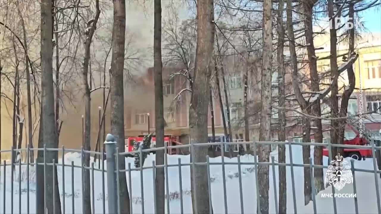 Пожар вспыхнул в Новосибирском педагогическом колледже, сообщает пресс-служба областного МЧС